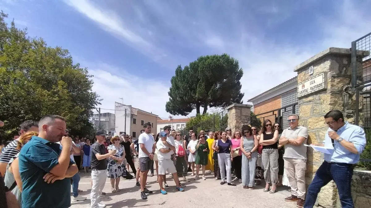 El alcalde y la comunidad defienden la educación pública rural ante la amenaza de eliminación del ciclo de Restauración.