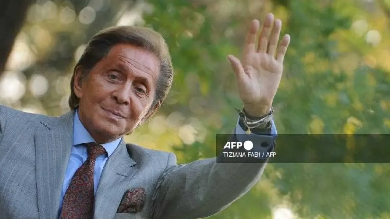 Valentino Garavani, el icónico diseñador italiano, falleció a los 93 años en Roma.