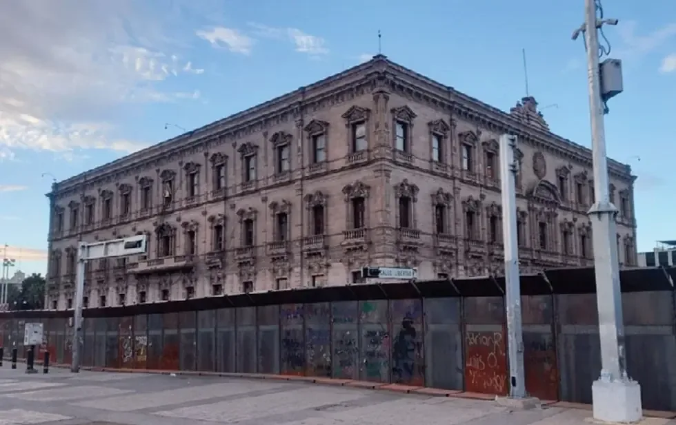 Vallas metálicas se ampliarán para salvaguardar edificios históricos durante la movilización del 8 de marzo.