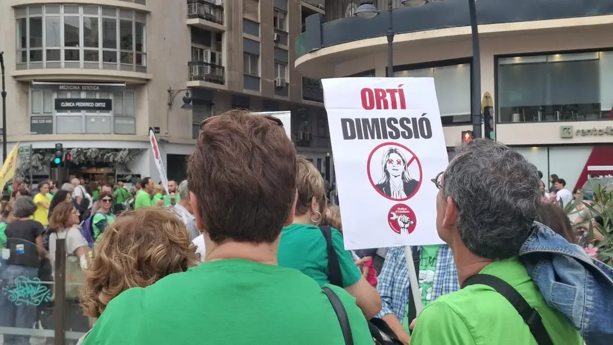 La comunidad educativa exige mejores condiciones y rechaza la oferta de la Conselleria de Educación.