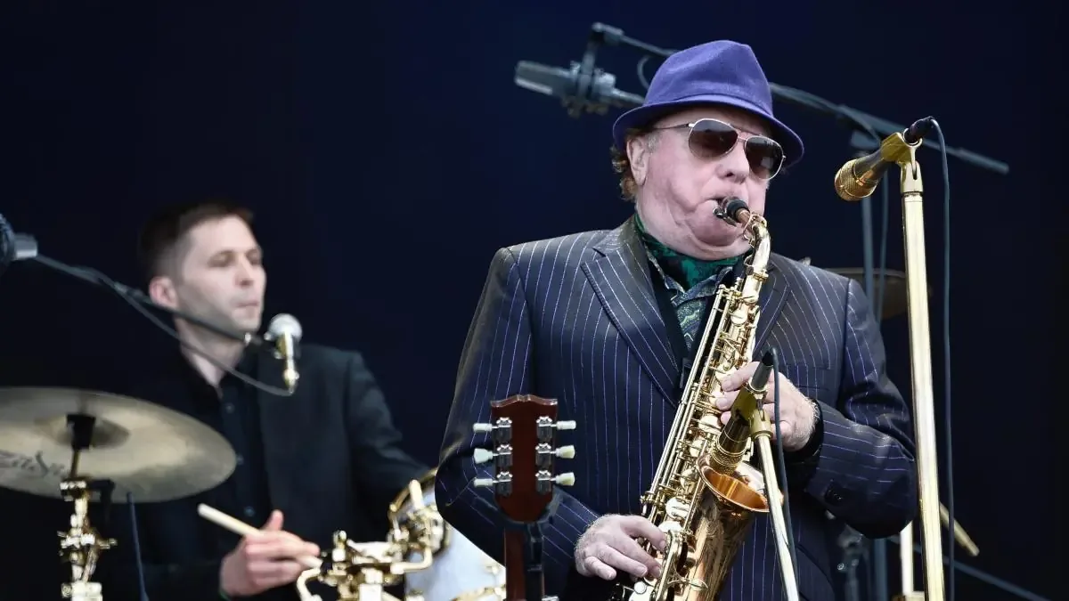 La leyenda del jazz y rock, Van Morrison, se presenta por primera vez en Barcelona, generando gran expectativa entre los fanáticos.