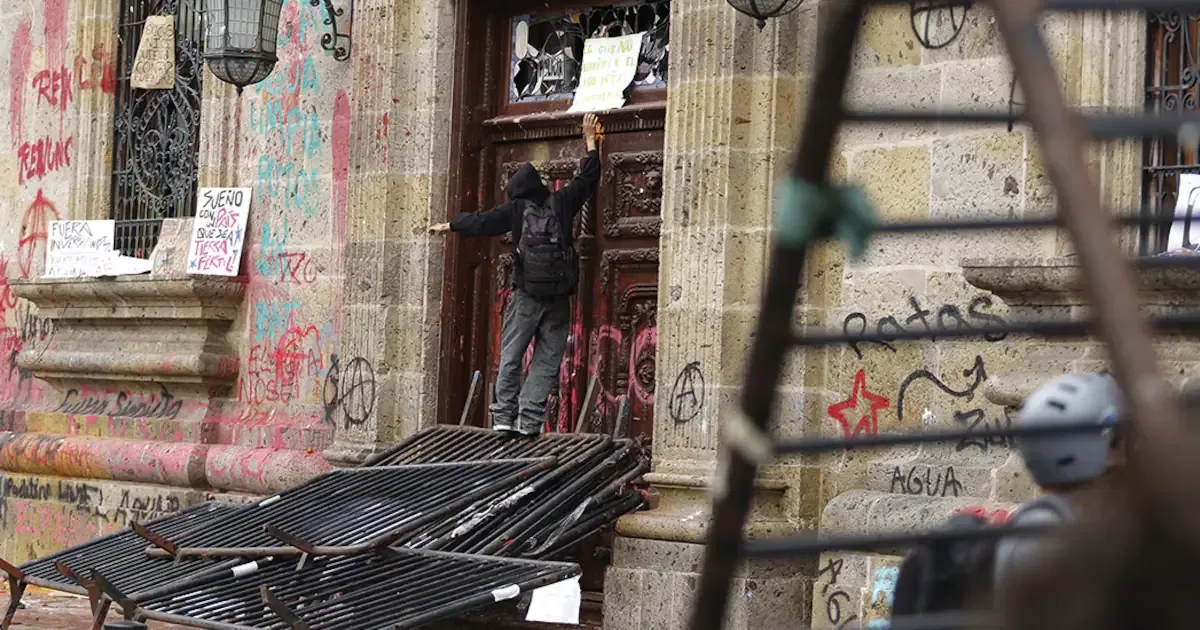 La manifestación contra la privatización del agua se tornó violenta con grupos encapuchados.