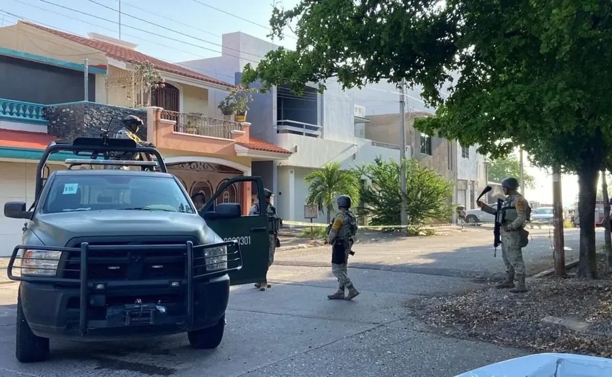 Un ataque armado en Culiacán dejó una familia atrapada en la azotea tras vandalismo y un vehículo incendiado.