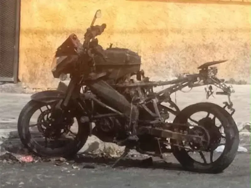 Un propietario pierde su motocicleta tras un incendio intencionado en la colonia Potinaspak.