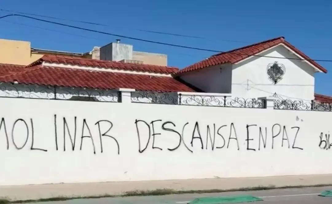 Un arreglo funerario y mensajes amenazantes fueron hallados en su casa.