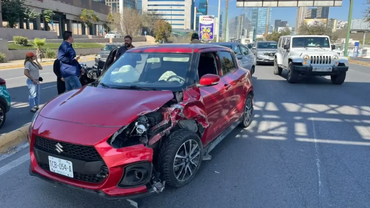 Varios accidentes viales impactan la movilidad en Monterrey, con múltiples lesionados este lunes.