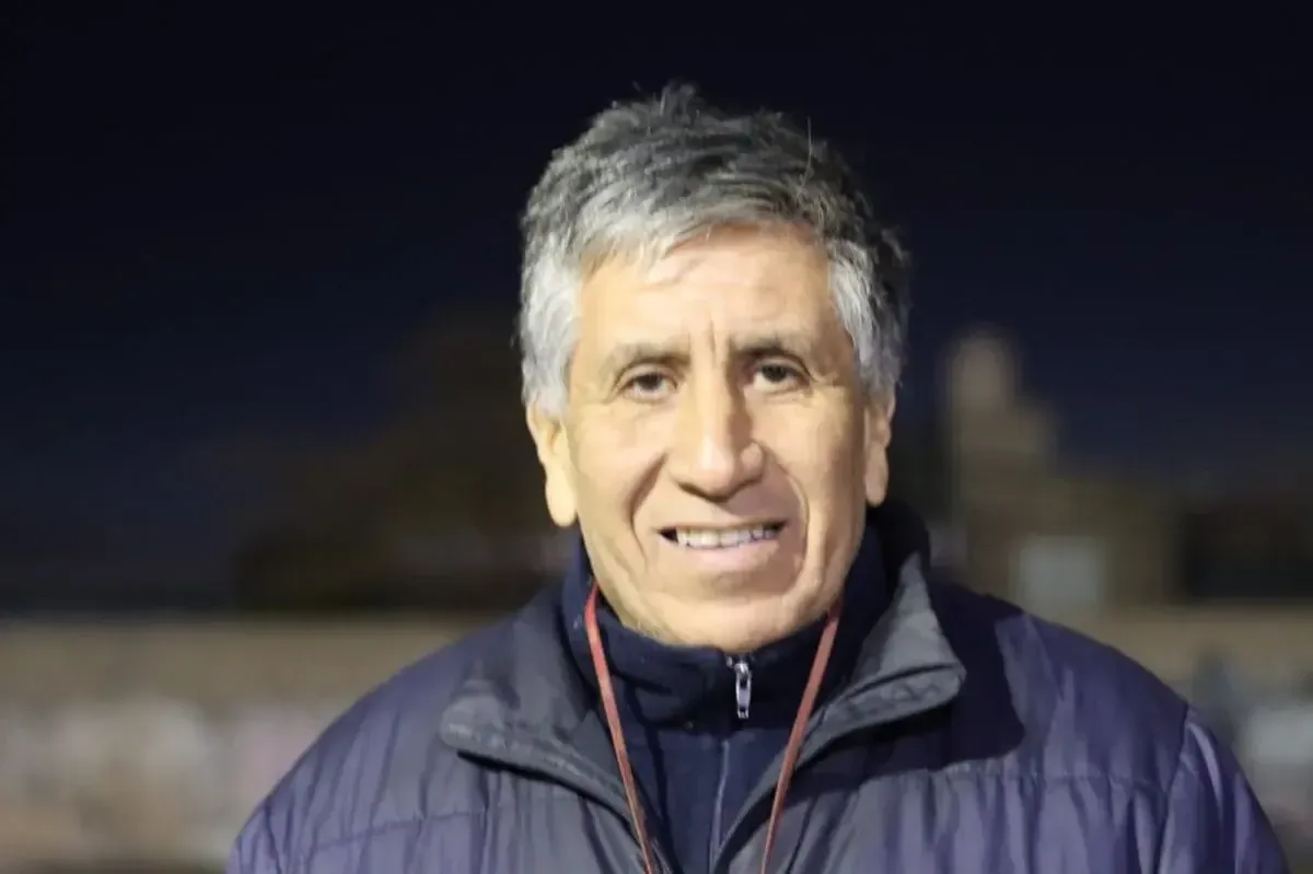 Su escuelita en San Cayetano se ha convertido en un hogar deportivo para cientos de niños.