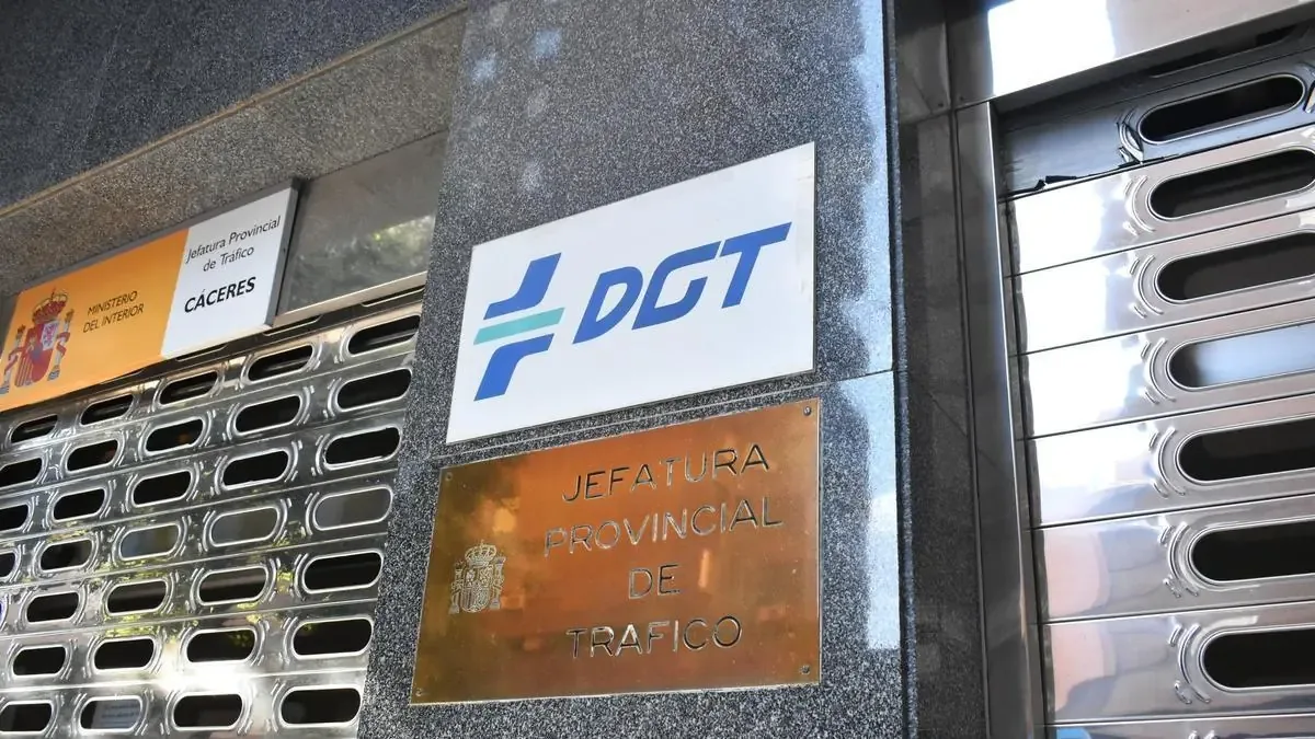Una mujer se siente indefensa tras ser rechazada en la DGT por acudir repetidamente en un mes.