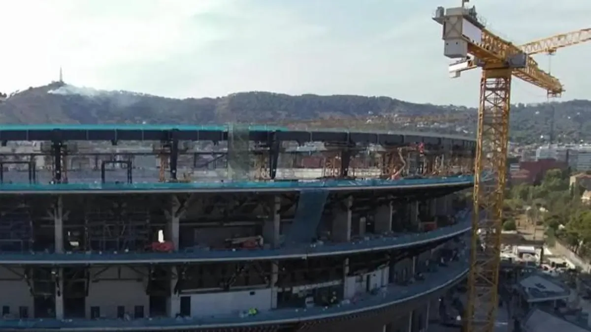 La singular visión de un vecino sobre la remodelación del estadio se ve interrumpida por un incendio cercano.