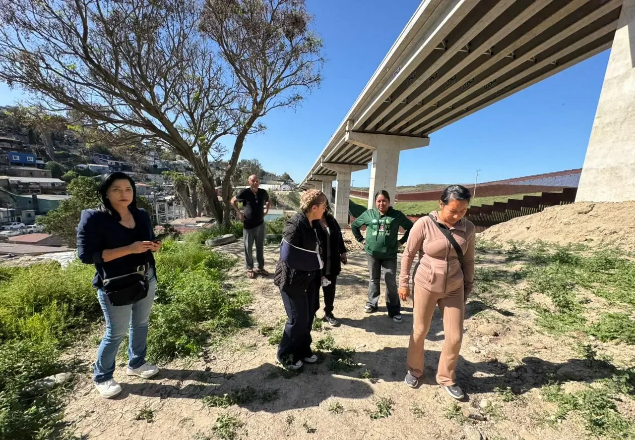 Vecinos afectados de Tijuana pidiendo atención por daños en sus casas.