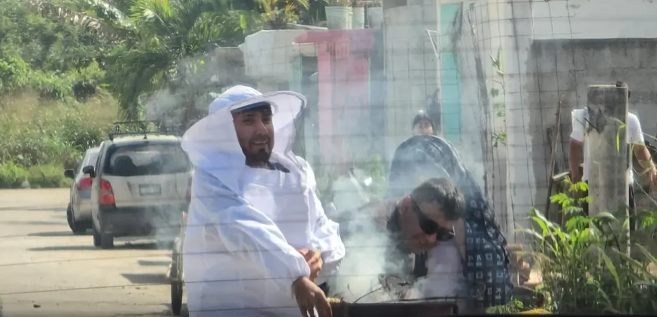 Vecinos afectados por el ataque de abejas en Chetumal reciben atención médica.