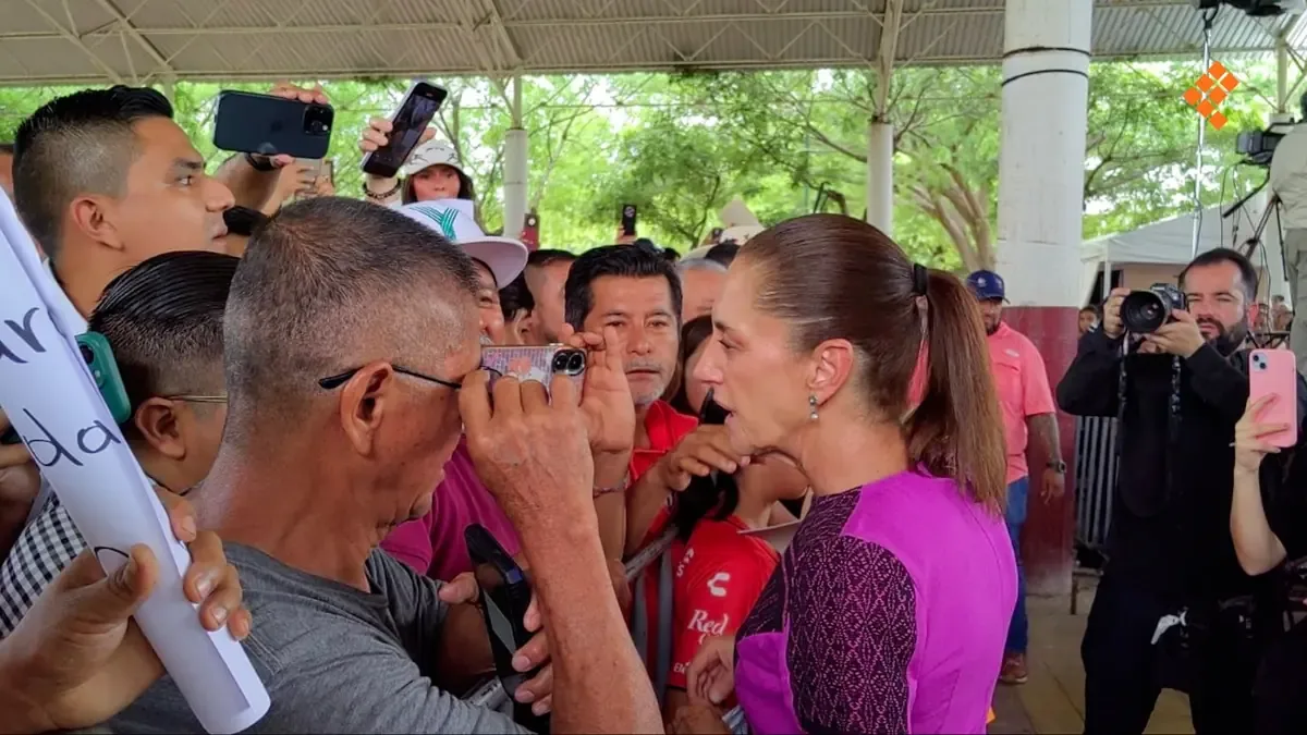 La presidenta de México, Claudia Sheinbaum, atendió quejas de violencia en su visita a Apatzingán el 24 de octubre.