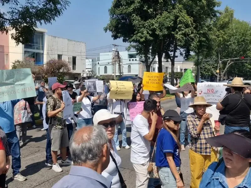 Habitantes de la Zona Metropolitana se manifiestan por la mala calidad del agua y demandan acciones inmediatas del gobierno.