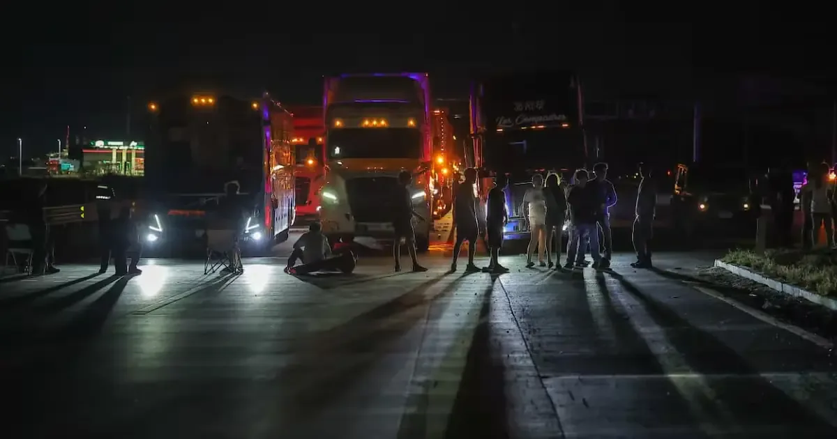 Habitantes del Sur enfrentan falta de energía eléctrica en temperaturas altas, provocando protestas y bloqueos viales.