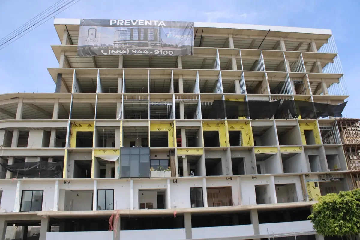 Afectaciones estructurales y amenazas marcan la lucha de residentes contra edificación no autorizada.