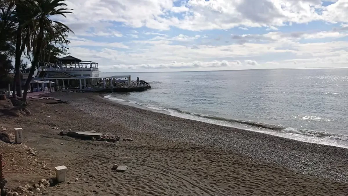 Colectivos locales alzan la voz contra la regeneración de un espacio histórico en el litoral malagueño.