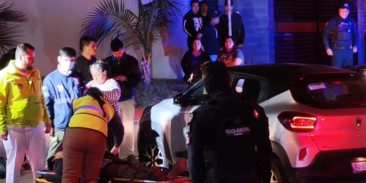 "Vecinos en La Paz levantan auto para salvar a un motociclista accidentado."