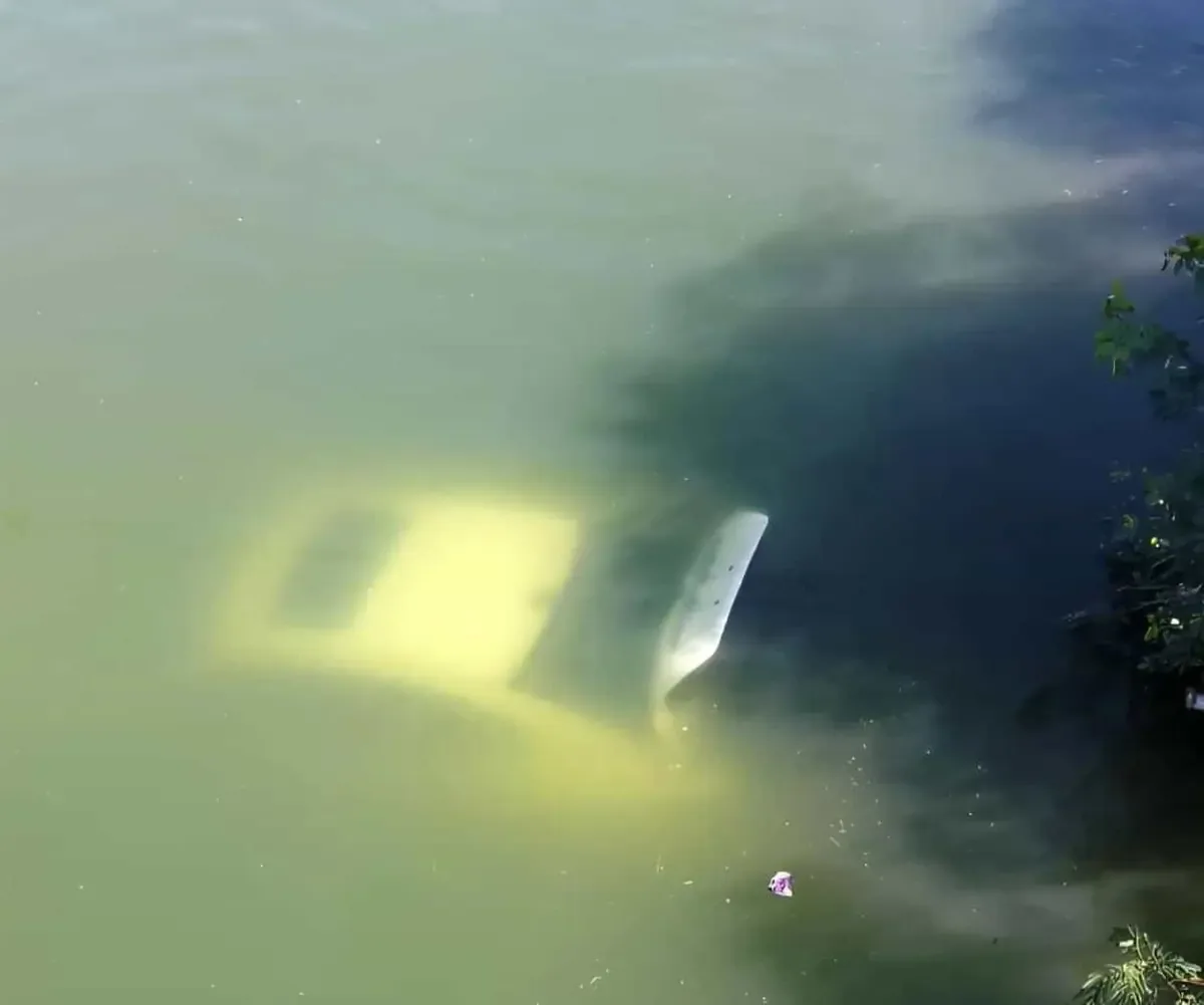 Un accidente en Reynosa dejó a un vehículo sumergido, pero el conductor logró escapar a tiempo.