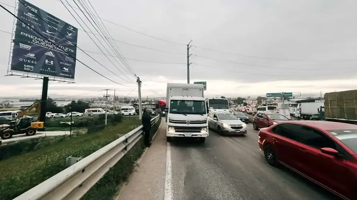 La falla mecánica de un automóvil afecta el flujo de tráfico en La Piedad, provocando retrasos en la zona.