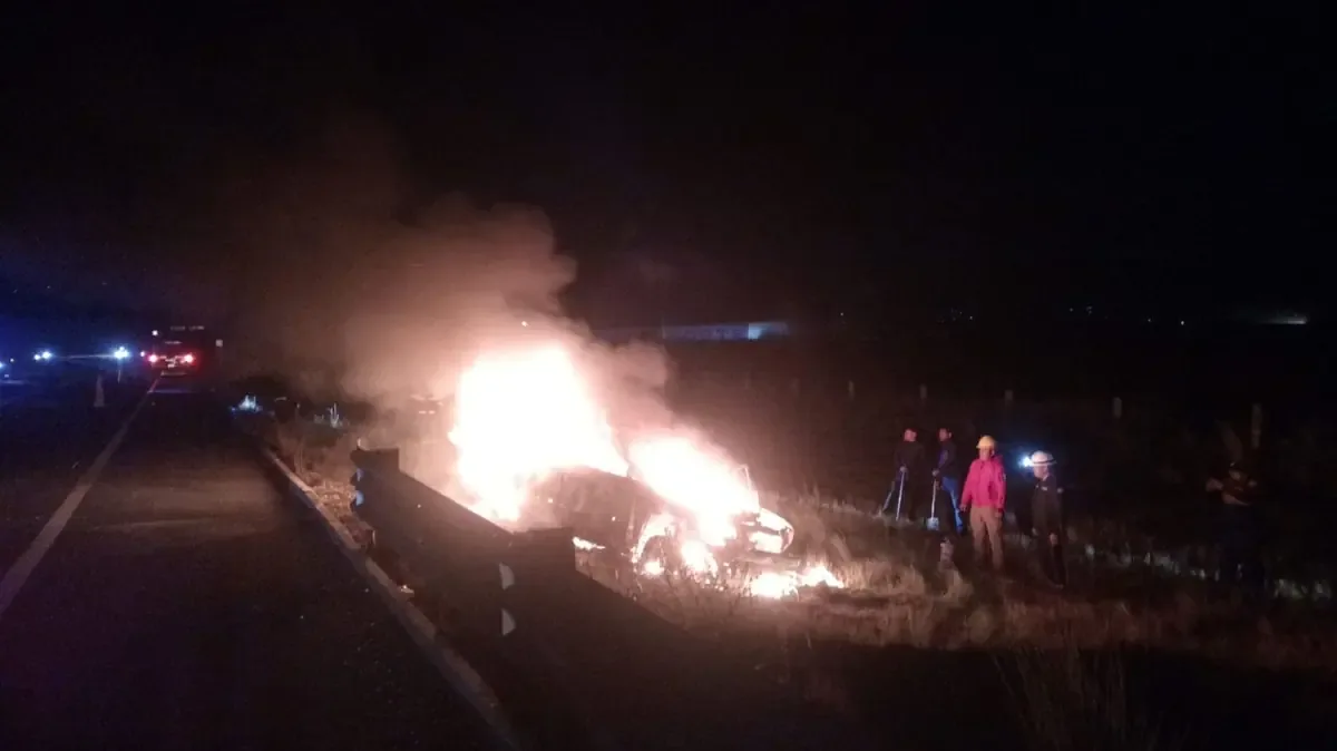 Un vehículo se consumió en llamas tras un accidente en la autopista Teziutlán-Virreyes, gracias a la pronta acción de los servicios de emergencia.