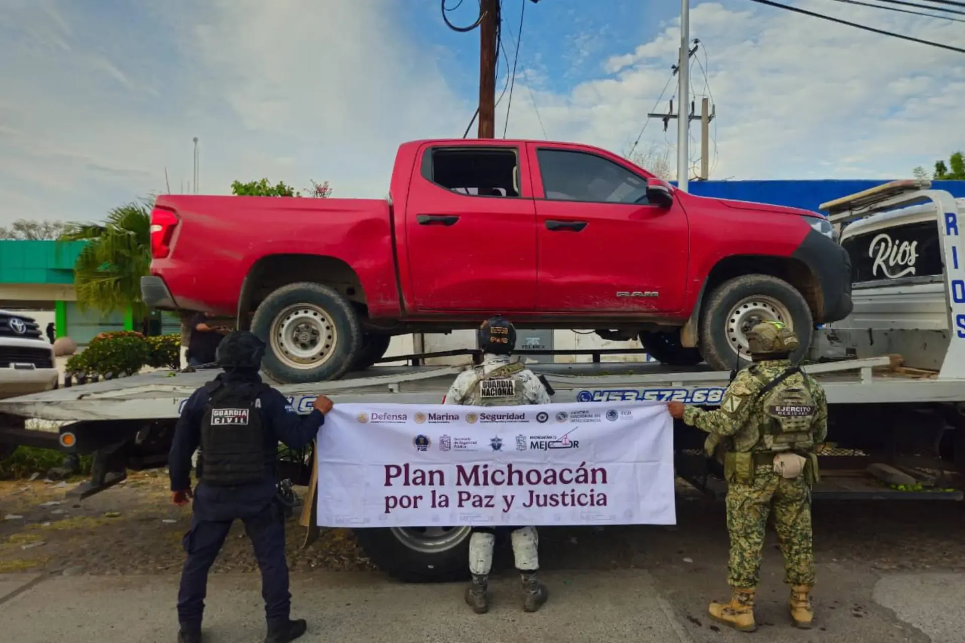 Vehículos asegurados por autoridades en Buenavista, Michoacán.