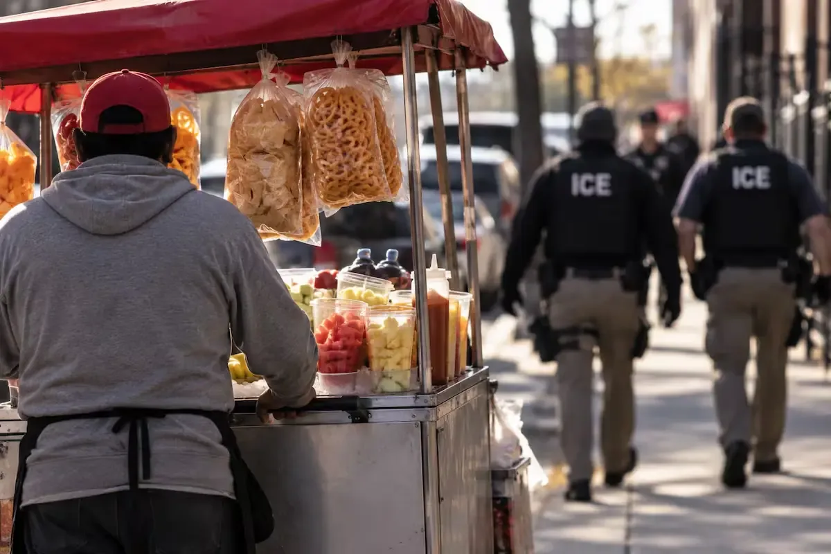 La rutina de Guillermo Flores se ve afectada por la presencia del ICE en su vecindario.