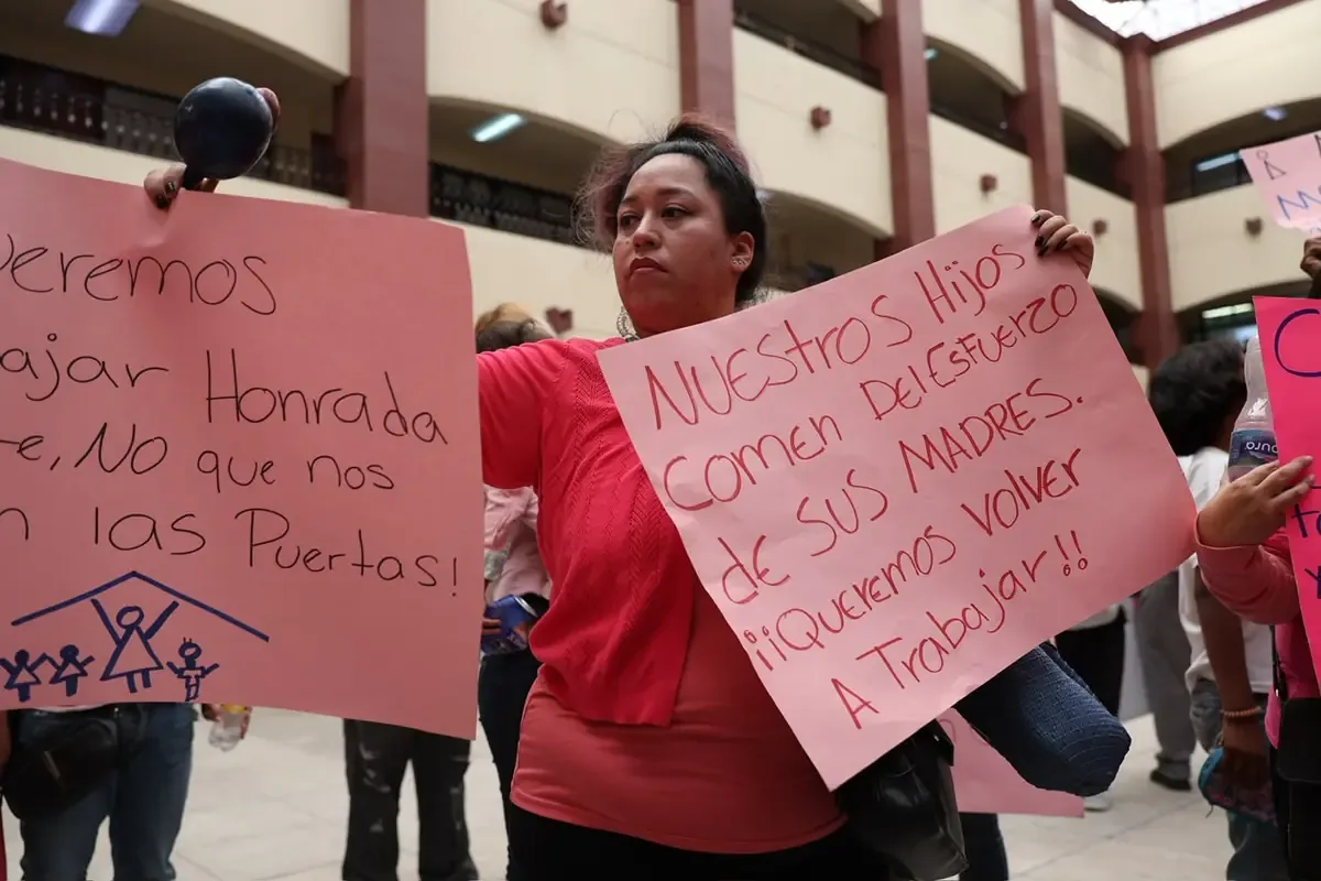 Mujeres del tianguis en Lucio Blanco exigen respeto a sus derechos laborales en protesta en Palacio Municipal.