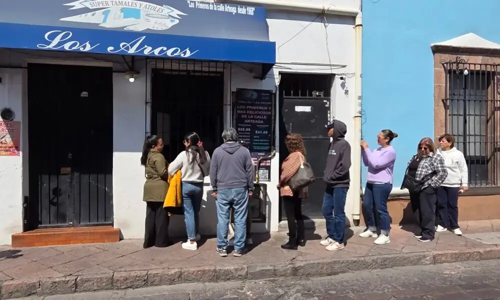 Vendedores de tamales enfrentan una menor demanda en el Día de la Candelaria.