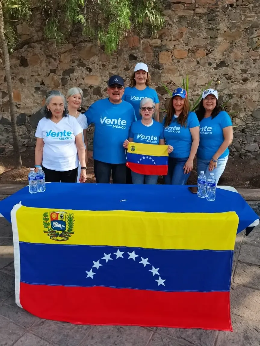 Militantes conmemoran logros del partido y discuten la situación política en Venezuela.