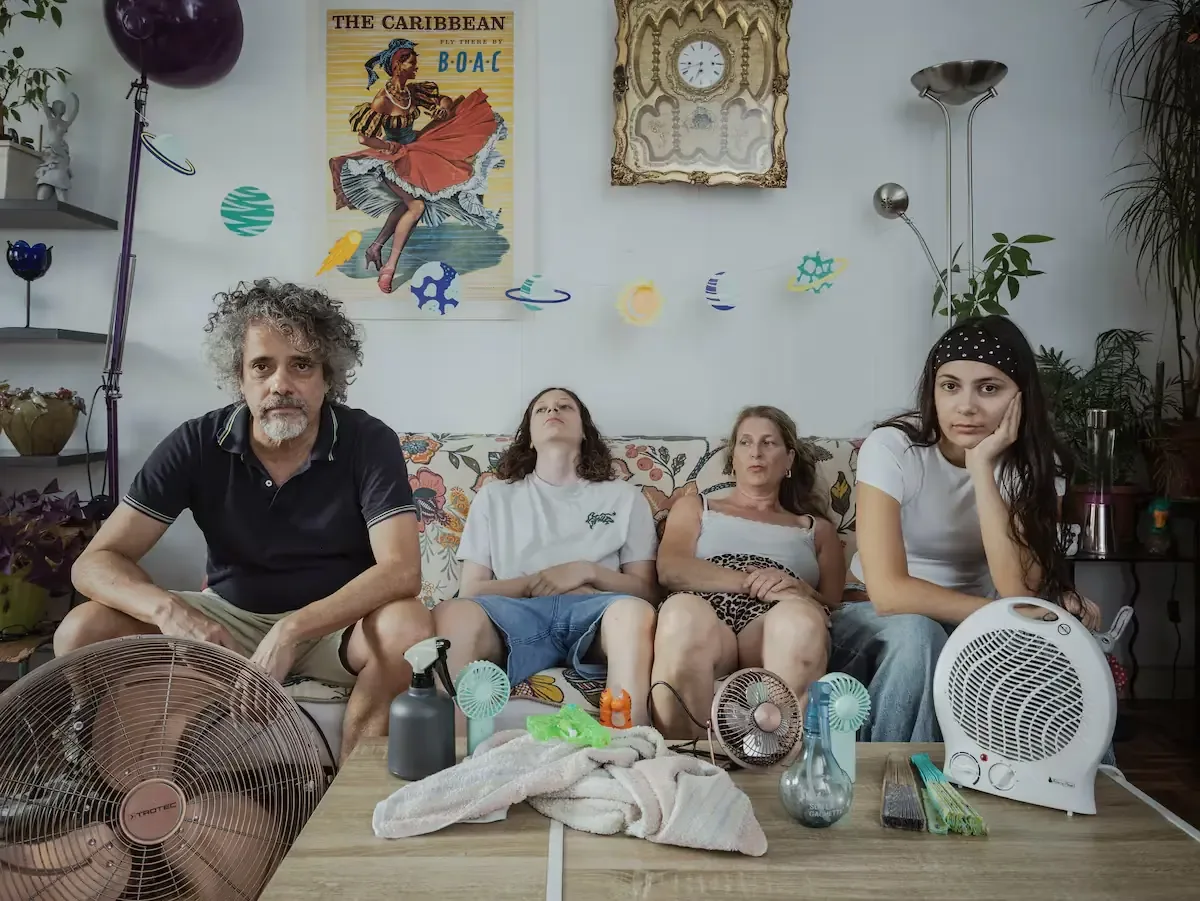 Cómo las familias Fernández y Chevallier enfrentan las altas temperaturas en sus respectivos hogares.