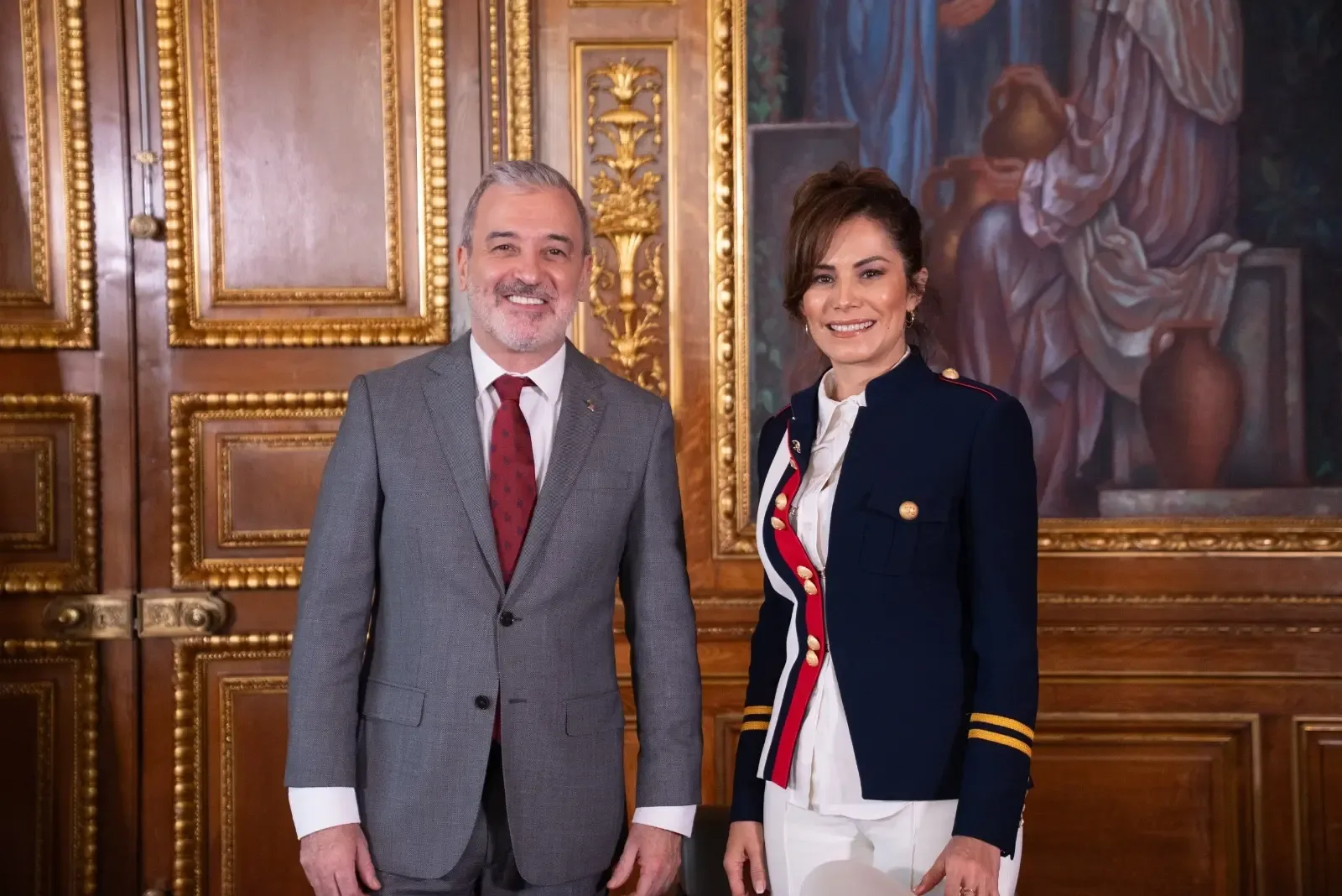 Verónica Delgadillo y Jaume Collboni durante su encuentro en el Ayuntamiento de Barcelona.