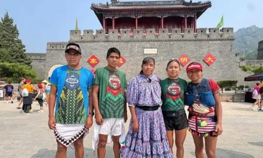 Las corredoras rarámuri triunfan en la competencia de ultradistancia en China.