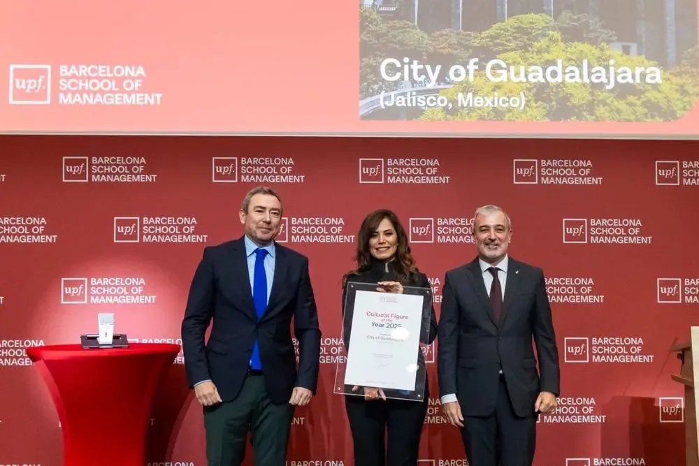 Vero Delgadillo, Presidenta de Guadalajara, recibiendo el premio cultural en Barcelona.