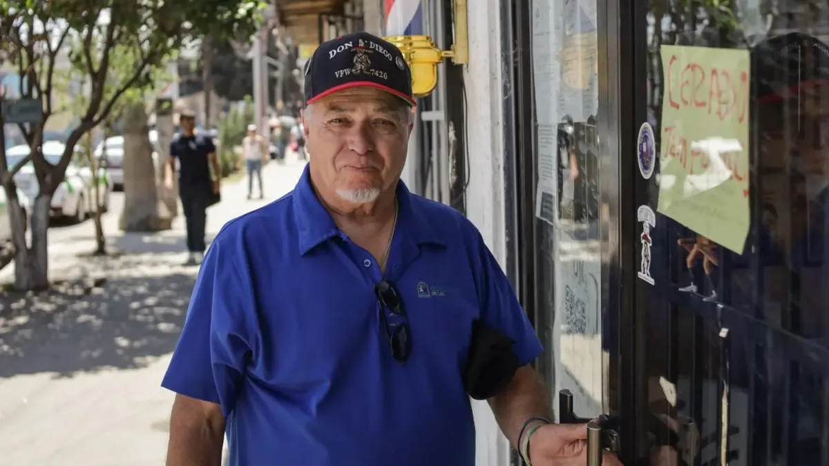 La labor de Robert Vivar destaca los desafíos que enfrentan veteranos expulsados de Estados Unidos.