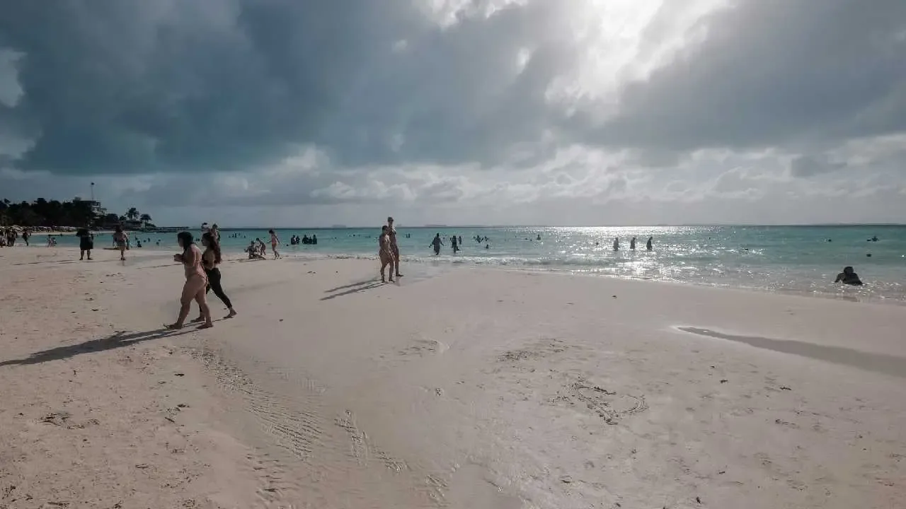 Vientos fuertes afectan la costa norte de Quintana Roo hoy.