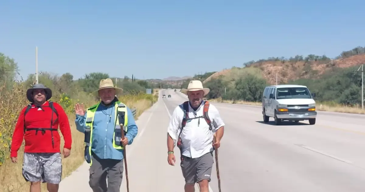 La policía exhorta a los caminantes a mantenerse en zonas seguras y hacer caso a las recomendaciones.