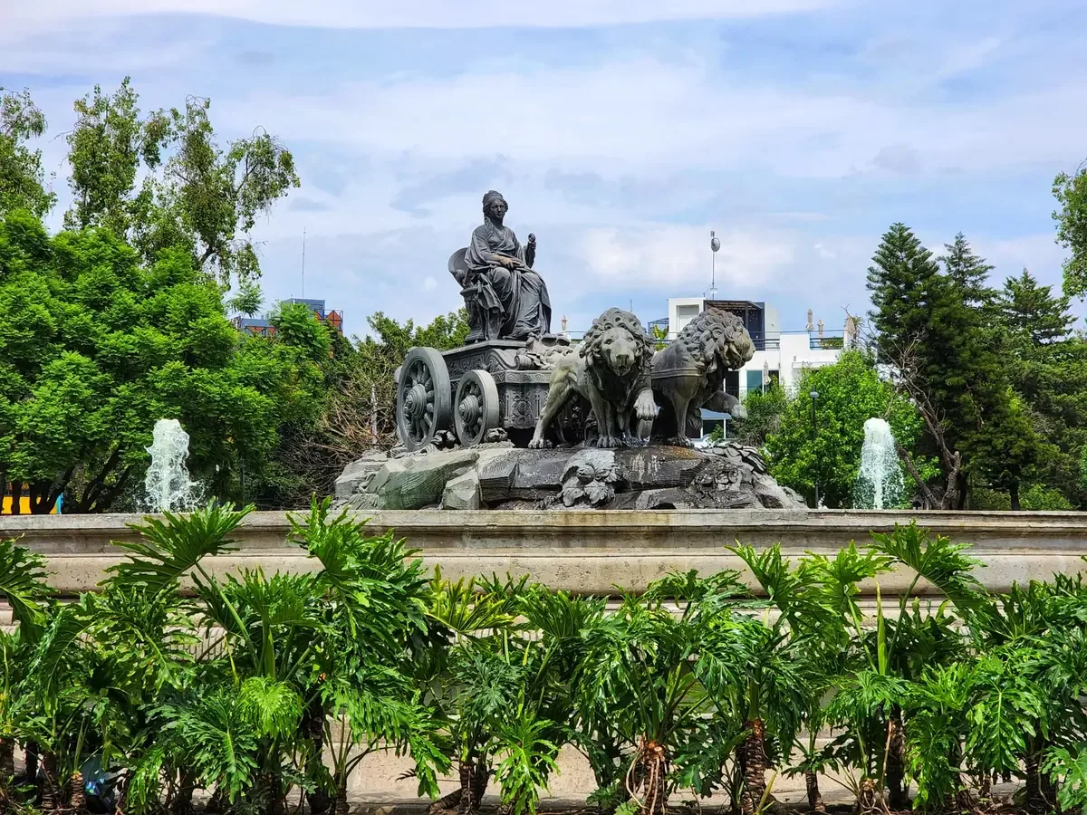 Un vehículo a exceso de velocidad impactó la emblemática fuente, considerada monumento artístico nacional.