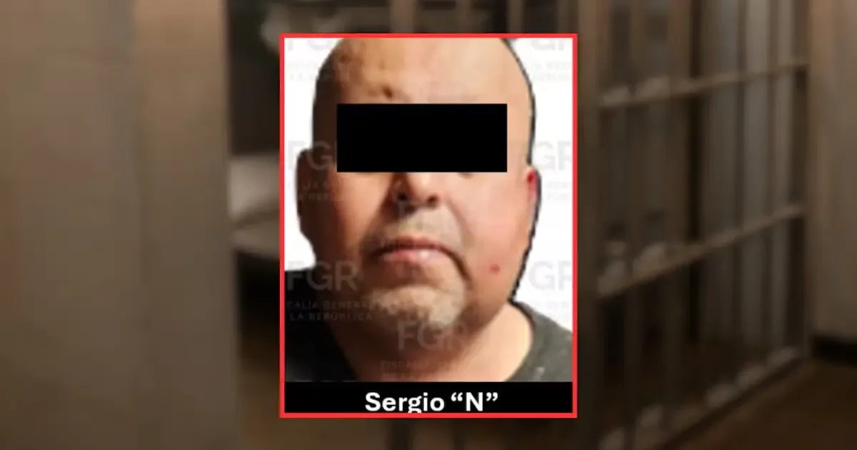Un individuo enfrenta cargos por posesión de armas y metanfetamina tras ser detenido en una persecución.