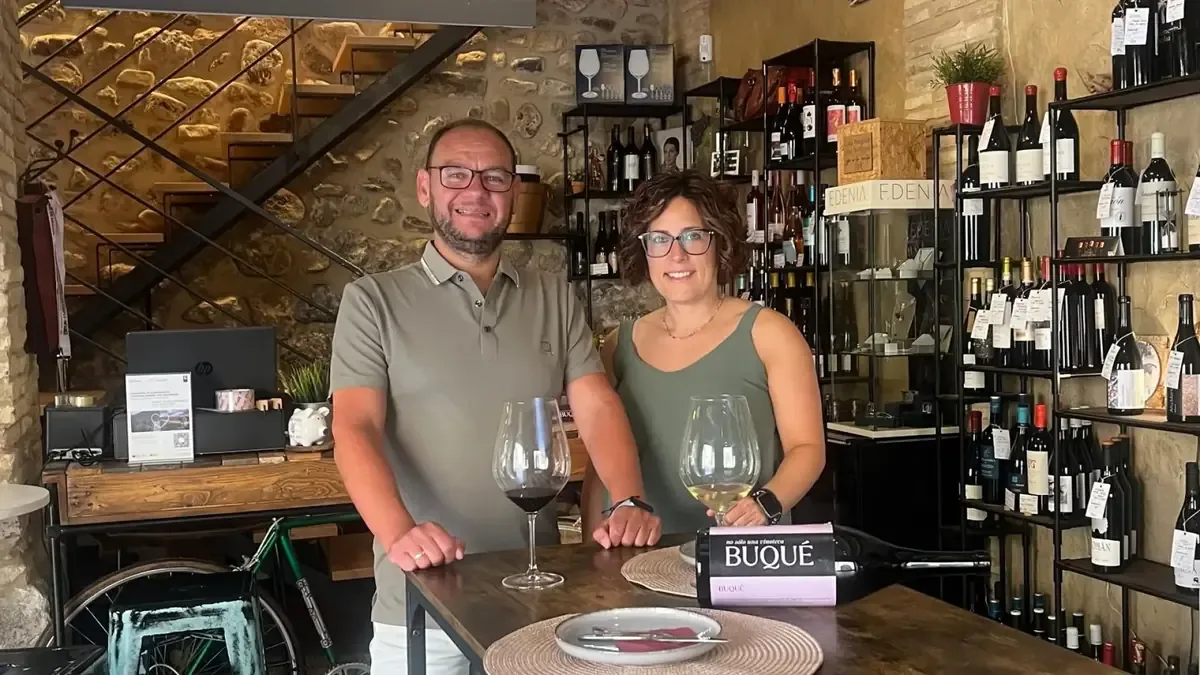 Un joven hostelero transforma una antigua casa en un innovador espacio para disfrutar del vino en Aragón.