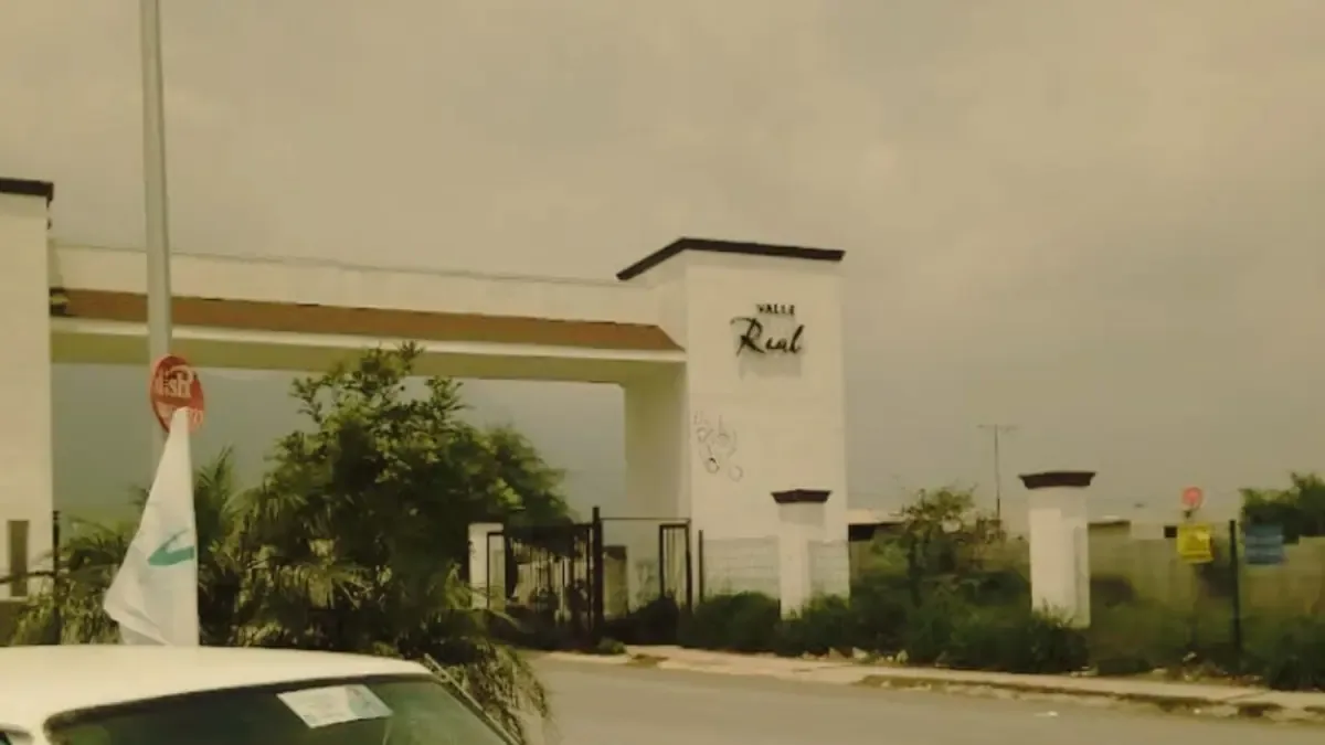Una mujer fue hospitalizada tras ser agredida durante un robo en Valle Real, Juárez, y la búsqueda del agresor se encuentra en marcha.