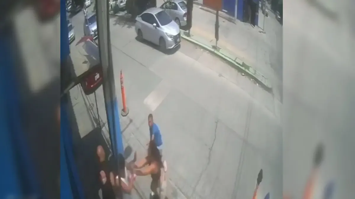 Un video muestra un altercado entre una mujer y empleados de un establecimiento, mencionando influencias en el Ayuntamiento.