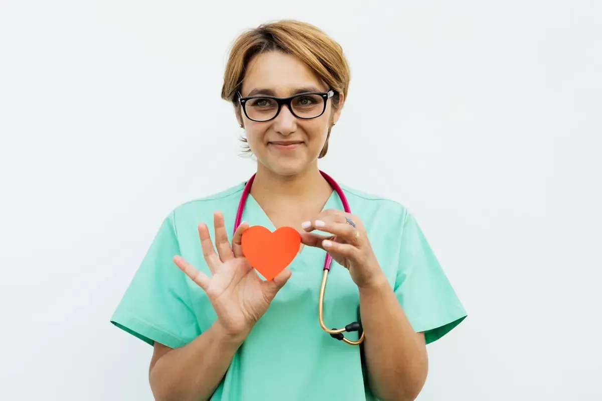 Usuarios de redes sociales exigen mayor respeto y empatía hacia los pacientes de la tercera edad.