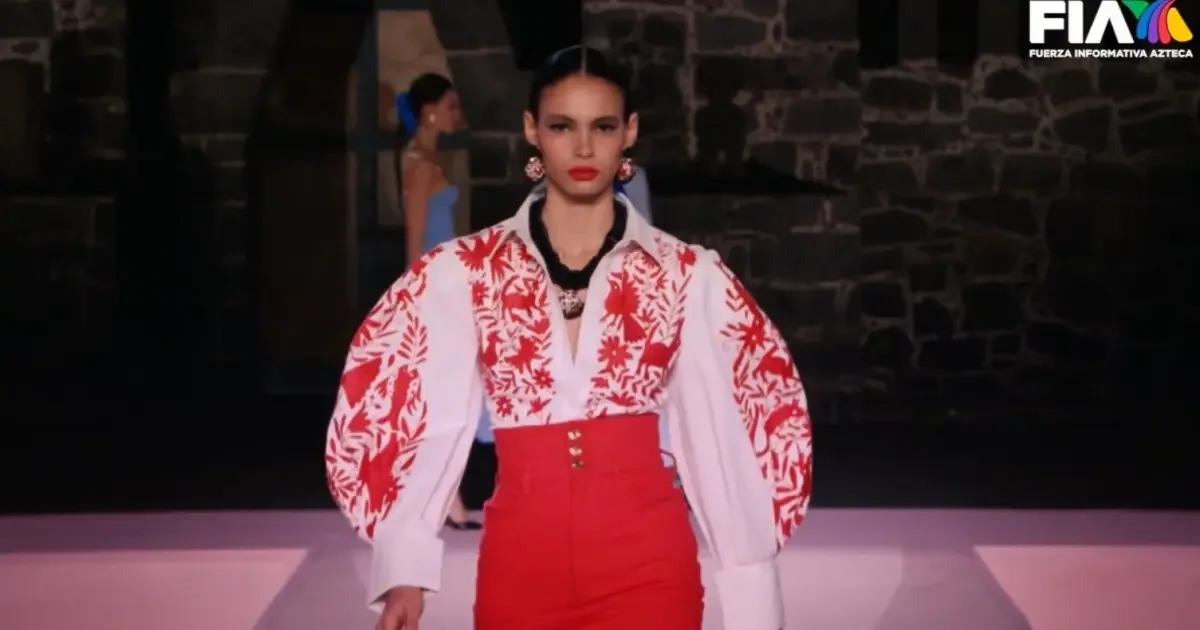 Virginia Verónica Arce presentando su bordado náhuatl en una pasarela internacional.