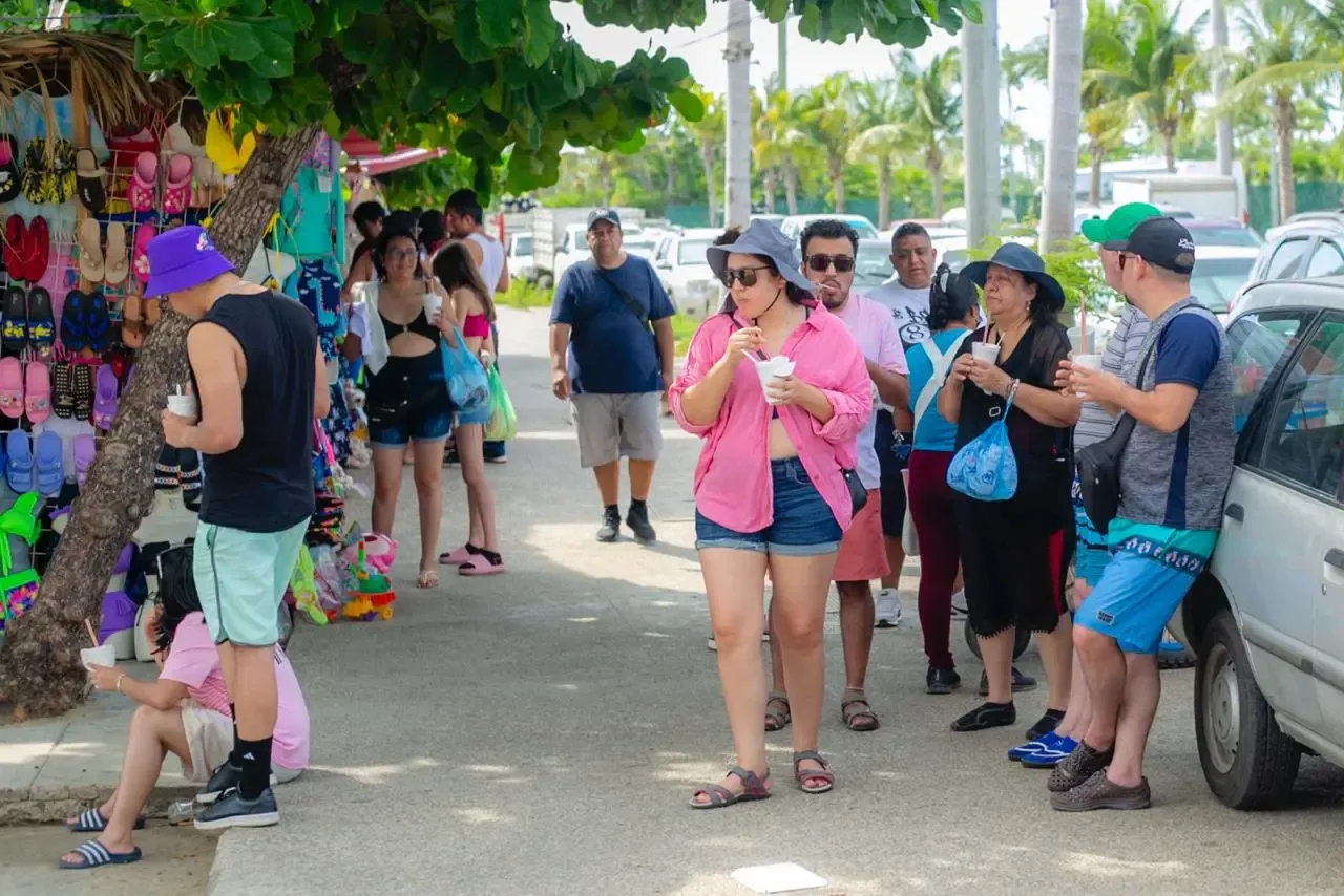 Visitantes disfrutan de actividades en Acapulco durante el fin de semana.