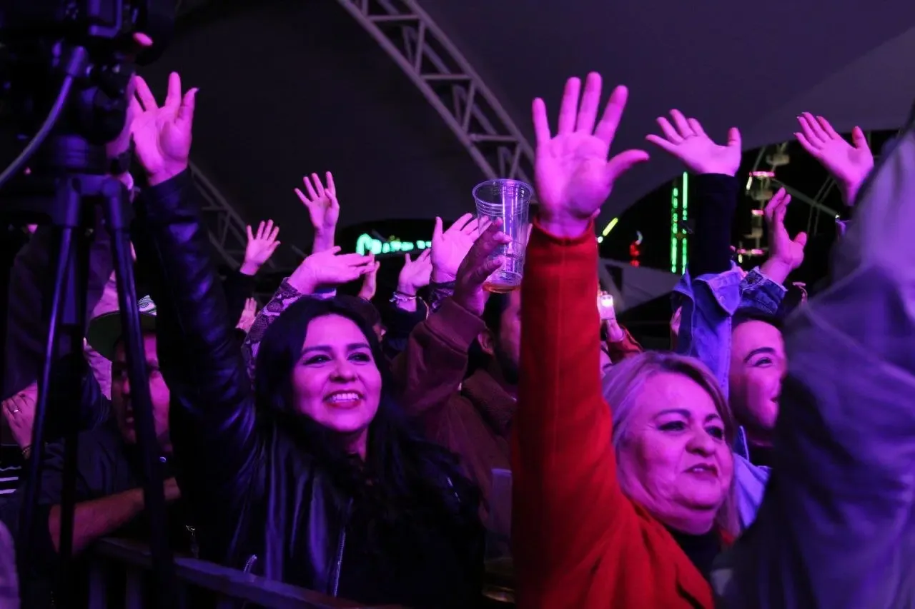 "Visitantes disfrutan de la Feria Estatal de León 2026, que supera expectativas."