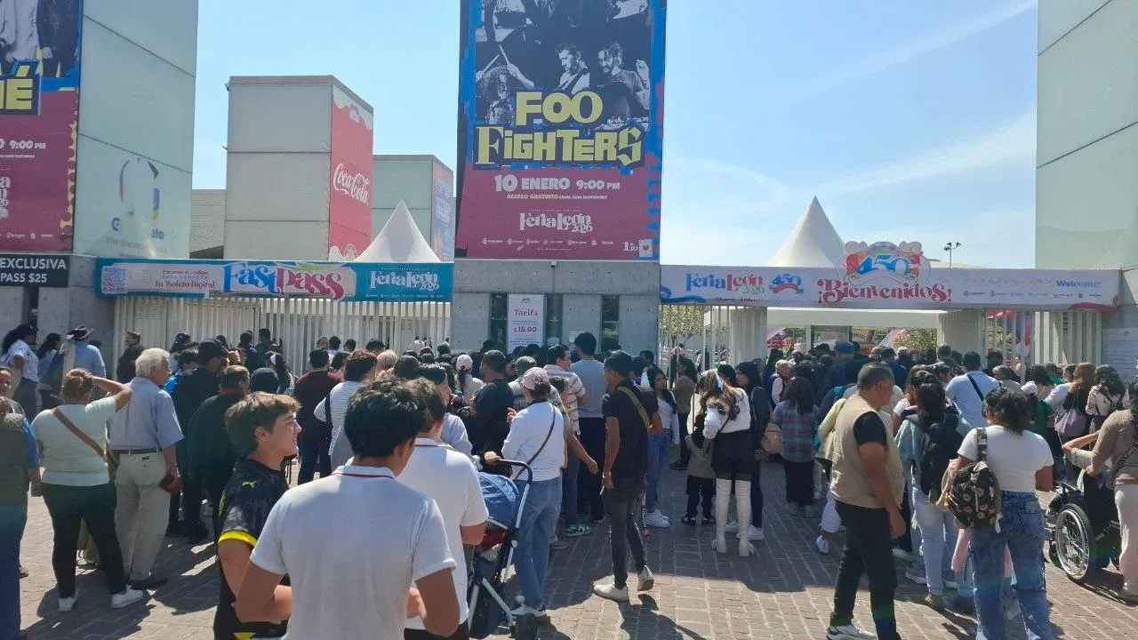 Visitantes disfrutan de la Feria Estatal de León durante la jornada extra.