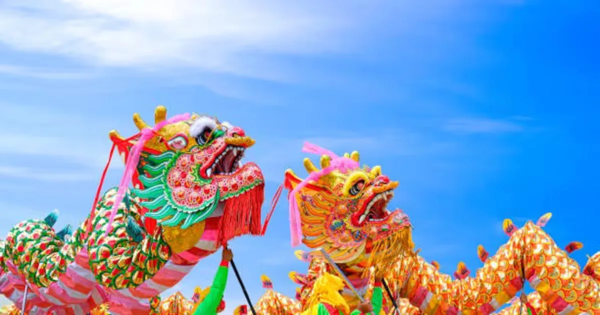 "Visitantes disfrutando de actividades en el Festival de Año Nuevo Lunar en San Diego."