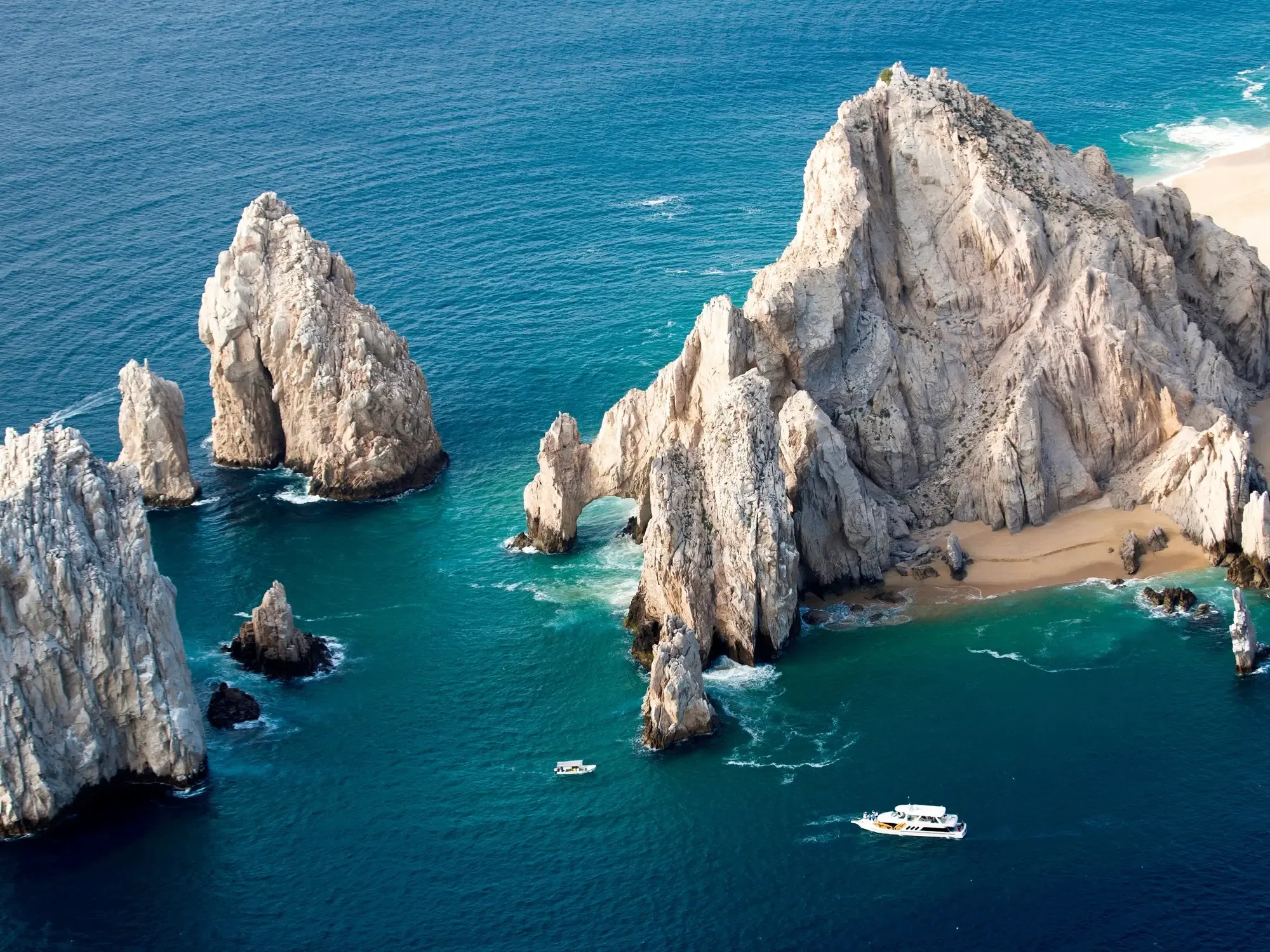 Vista aérea del Parque Nacional Cabo Pulmo, un refugio de biodiversidad marina.