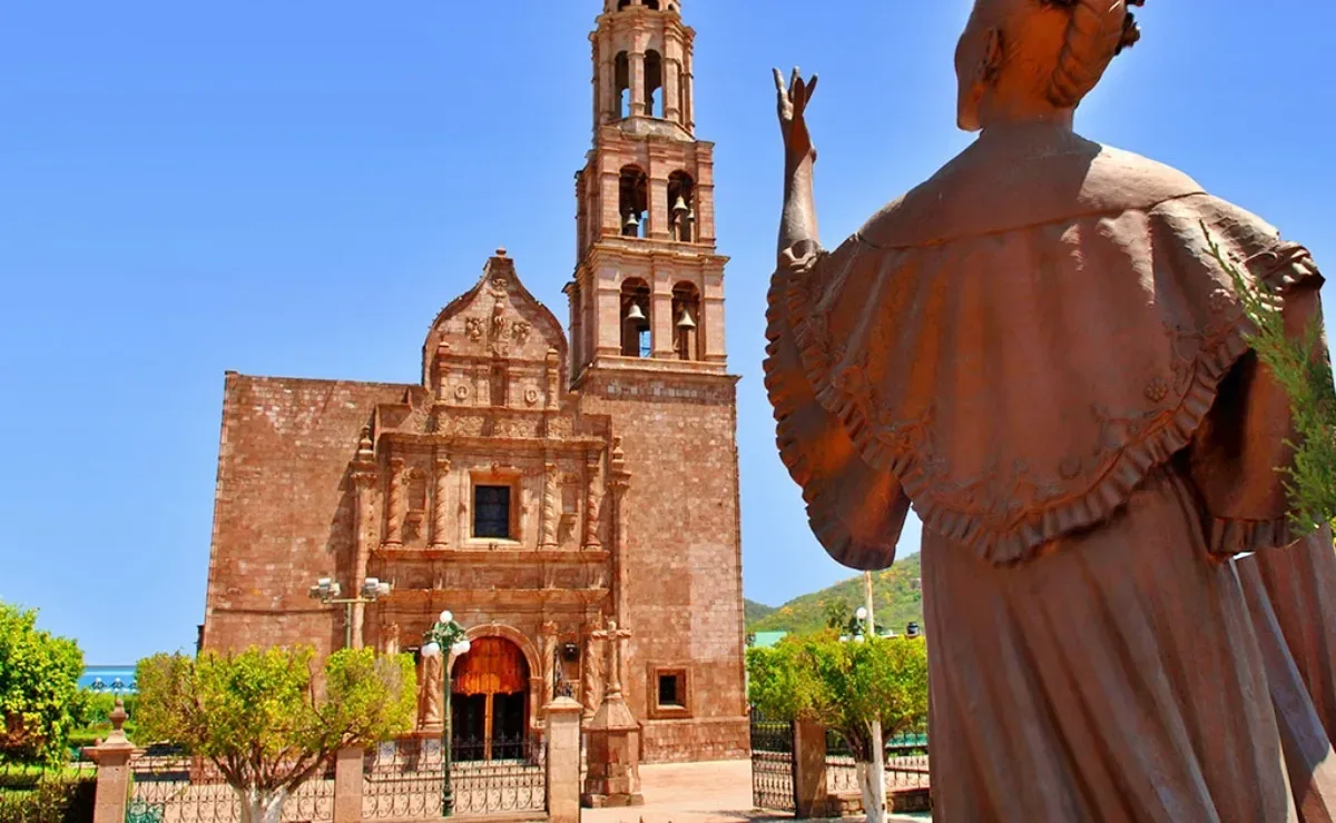 Vista de la majestuosa arquitectura barroca en El Rosario, Sinaloa.