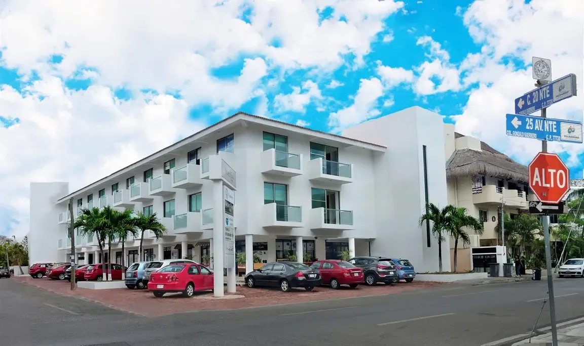 Vista de pequeños hoteles en Playa del Carmen durante la temporada baja.